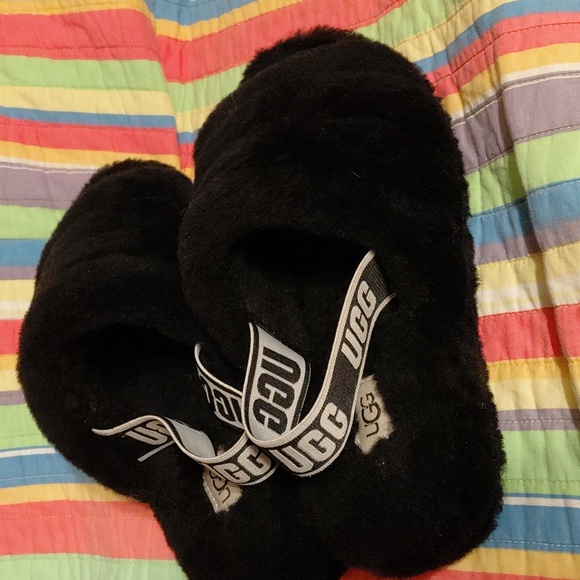 Ugg Size 9 Fluff Yeah Slides Slippers Sandals Sheepskin Black Fur Slip-On Cozy - Picture 1 of 5